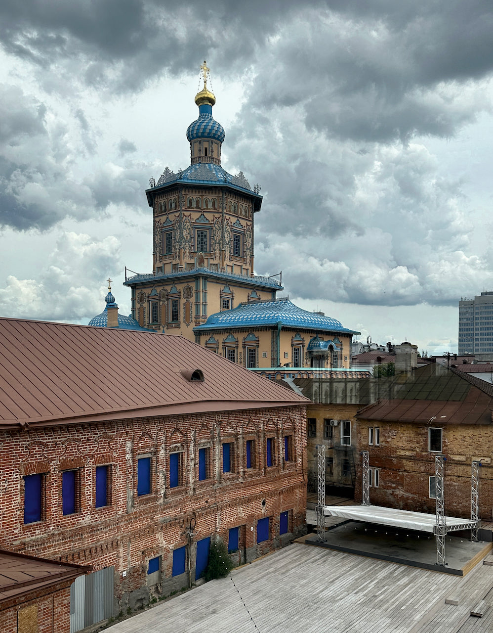 Дом Михляева и Петропавловский собор. Фото Юлия Глазырина